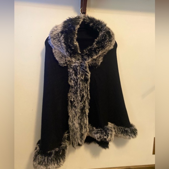 Black cloak with grey fake fur - Picture 1 of 5